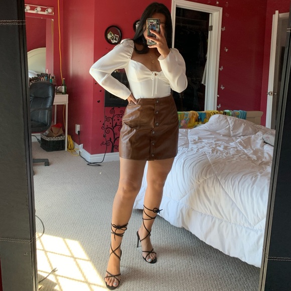 *SOLD*🌿2/$30🌿 Brown Pleather Button-Up Skirt - Picture 1 of 2